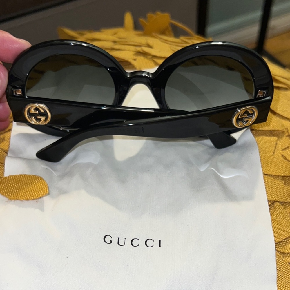 Gucci Black Sunglasses with Logo Case Big face🔥🔥🔥 make a offer. These are new😎 - Picture 6 of 9